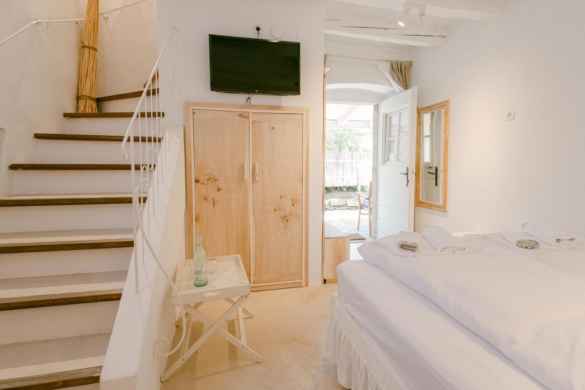 Pavi Romantic Stone House K13 * Kornic